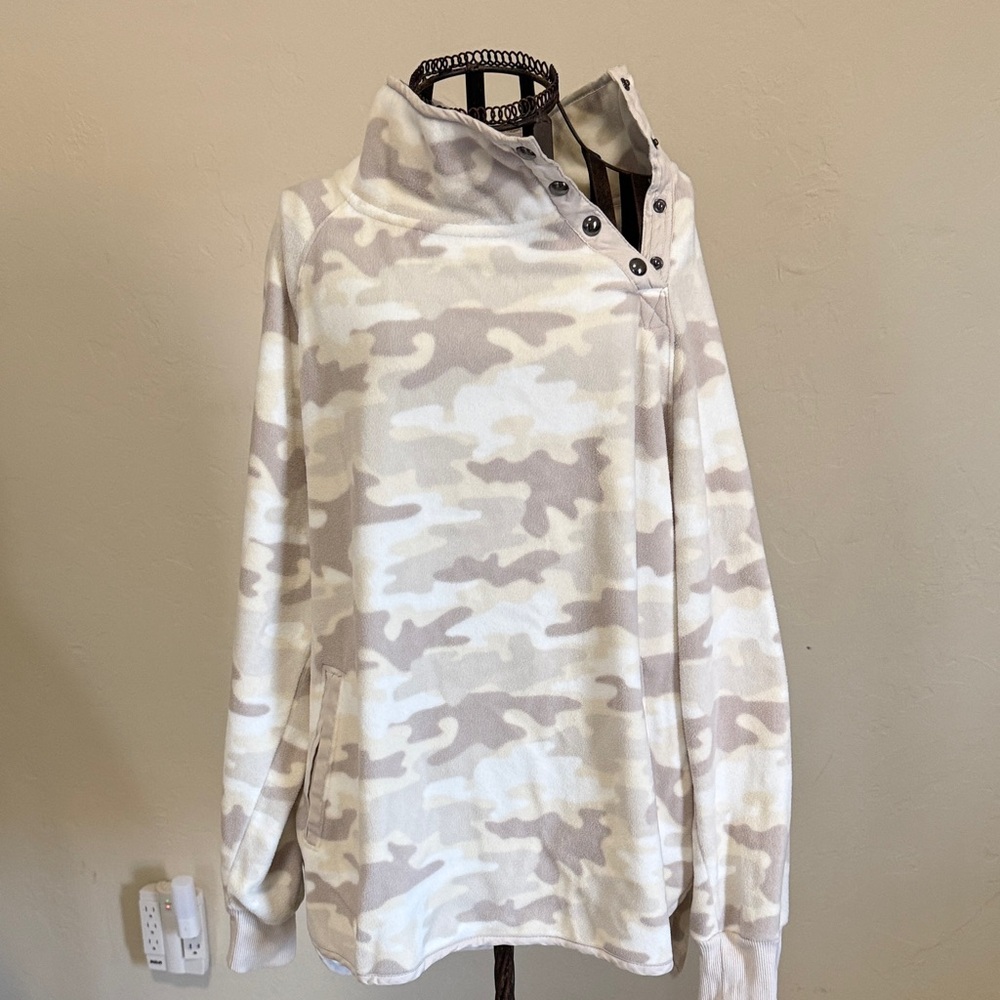 GreenTea Cream & Light Taupe Camo Button-Shoulder Pullover